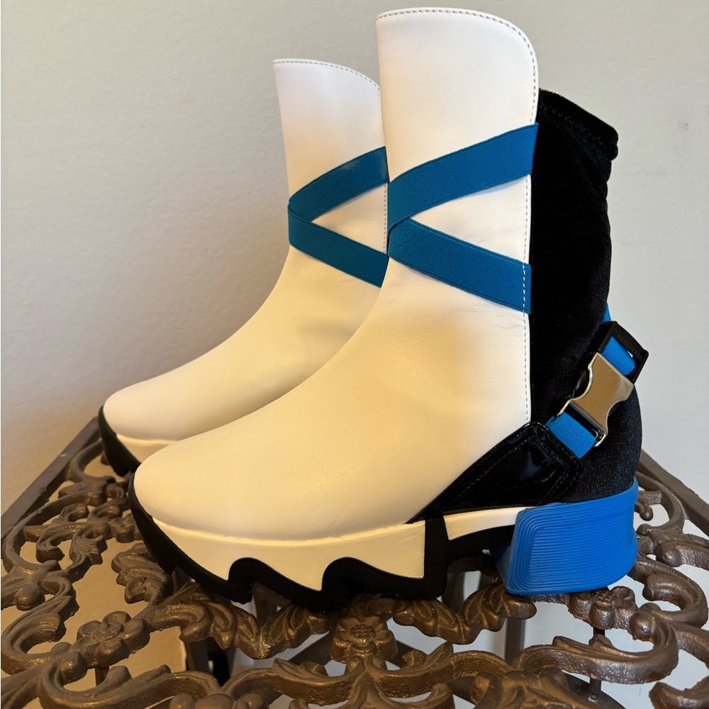 Stylish Women's White Leather and Blue  Boots Super Cute Size 5